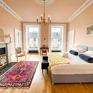 Remarkable 5br Townhouse With Garden, Sleeps 12 Apartment