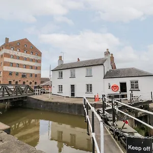 https://the-lock-house.cardiffhotelswales.com